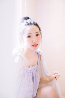 大手从衣服下摆探进去
